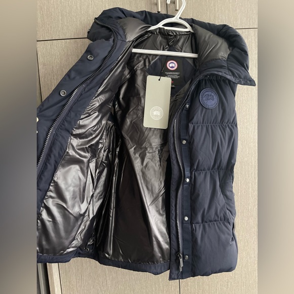Canada Goose Marlow belted vest in blue. Lightweight fill. - Picture 3 of 5